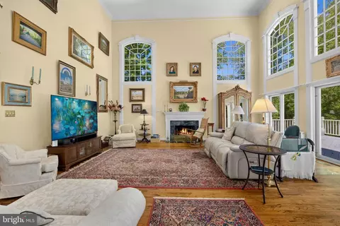 Living - 897 Chinquapin Rd, Mclean, VA 22102 photo 4 of 7