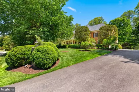 Exterior - 897 Chinquapin Rd, Mclean, VA 22102 photo 6 of 9