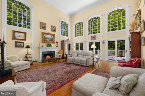 Living - 897 Chinquapin Rd, Mclean, VA 22102 photo 3 of 7