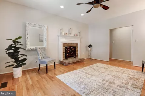 Living - 2603 Oakledge Ct, Vienna, VA 22181 photo 4 of 7