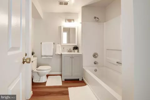 Bath - 2603 Oakledge Ct, Vienna, VA 22181 photo 6 of 6