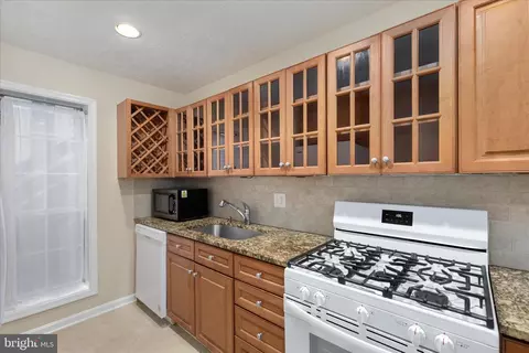 10110 Oakton Terrace Rd #10110, Oakton, VA 22124