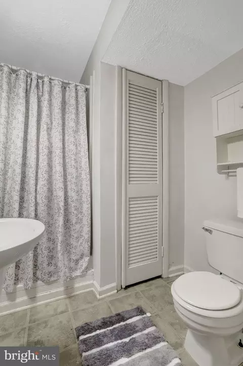 Bath - 8414 Cedar Falls Ct, Springfield, VA 22153 photo 3 of 3