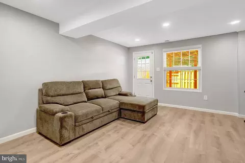 Living - 8414 Cedar Falls Ct, Springfield, VA 22153 photo 3 of 4