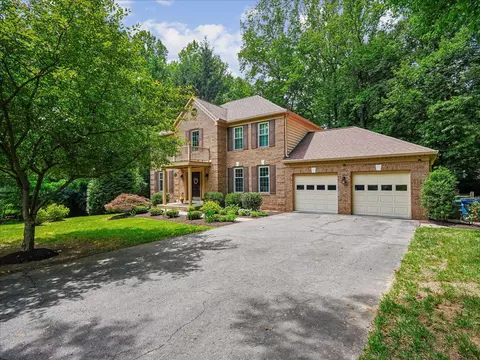 5810 Hannora Ln, Fairfax Station, VA 22039