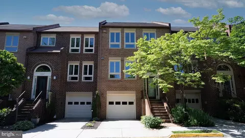 10149 Turnberry Pl, Oakton, VA 22124