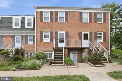 6144 Strasburg Dr, Centreville, VA 20121