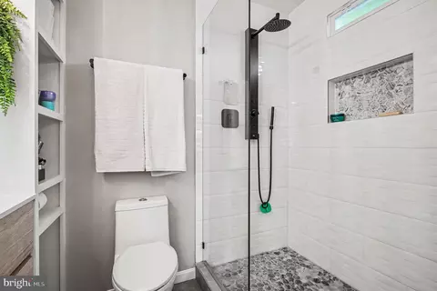 Bath - 9770 Turnbuckle Dr, Burke, VA 22015 photo 2 of 4