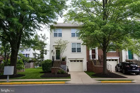 14618 Stream Pond Dr, Centreville, VA 20120