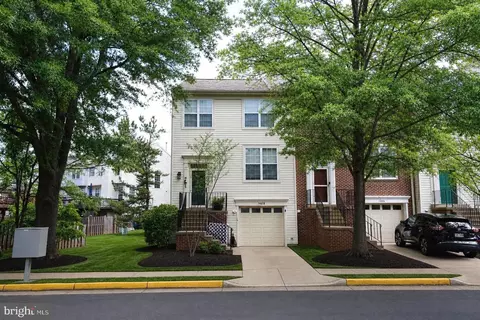 14618 Stream Pond Dr, Centreville, VA 20120