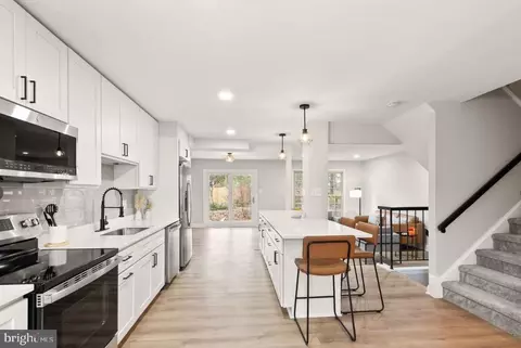 5404 Charleston Woods Dr, Fairfax, VA 22032