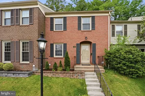 5404 Charleston Woods Dr, Fairfax, VA 22032