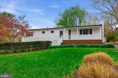 822 Walker Rd, Great Falls, VA 22066