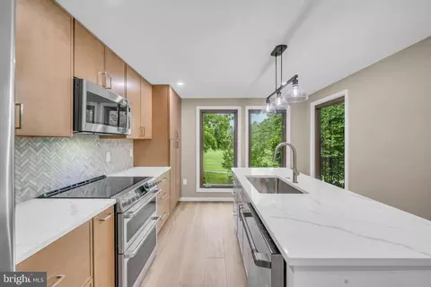 1806 N Shore Ct, Reston, VA 20190