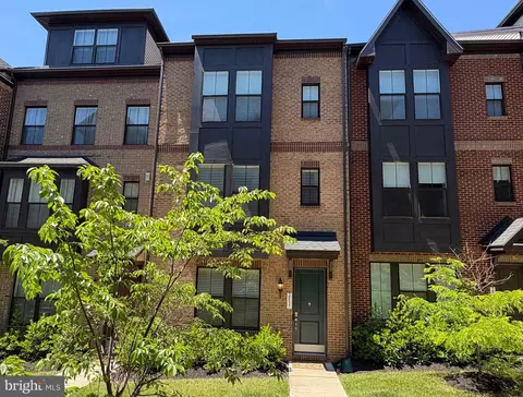 2837 Hokie Ln, Alexandria, VA 22306