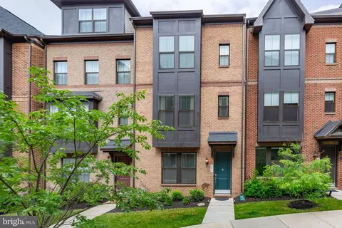 2837 Hokie Ln, Alexandria, VA 22306