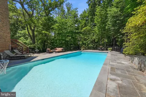 Exterior - 708 Potomac Knolls Dr, Mclean, VA 22102 photo 7 of 19