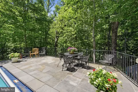 Exterior - 708 Potomac Knolls Dr, Mclean, VA 22102 photo 6 of 19