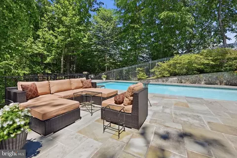 Exterior - 708 Potomac Knolls Dr, Mclean, VA 22102 photo 8 of 19