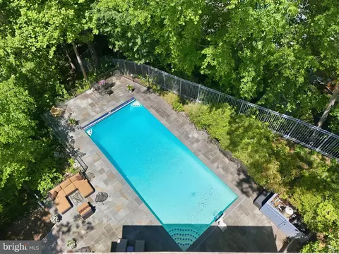 Exterior - 708 Potomac Knolls Dr, Mclean, VA 22102 photo 2 of 19