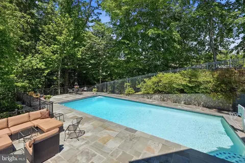 Exterior - 708 Potomac Knolls Dr, Mclean, VA 22102 photo 5 of 19