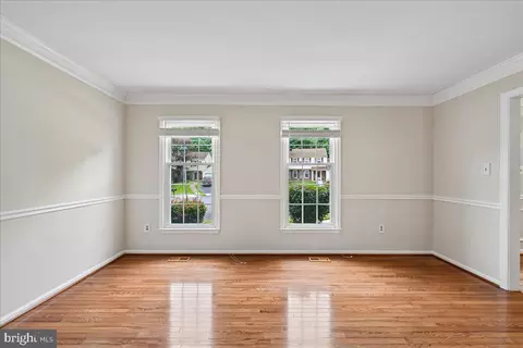 Living - 7592 Ruxton Dr, Springfield, VA 22153 photo 4 of 16