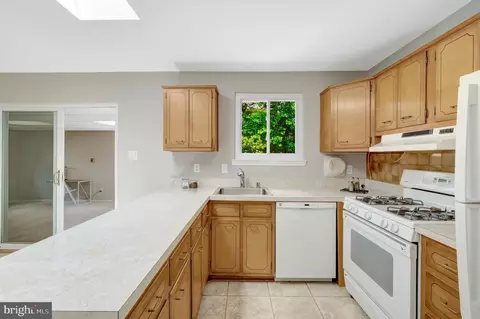 Kitchen - 8712 Piccadilly Pl, Springfield, VA 22151 photo 4 of 6
