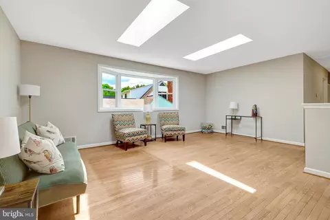 Living - 8712 Piccadilly Pl, Springfield, VA 22151 photo 3 of 4