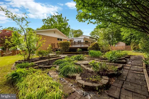 Exterior - 8712 Piccadilly Pl, Springfield, VA 22151 photo 15 of 17