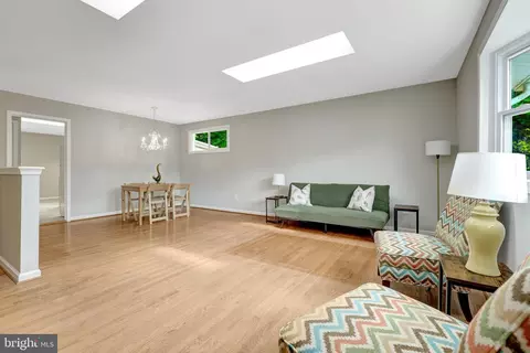 Living - 8712 Piccadilly Pl, Springfield, VA 22151 photo 2 of 4