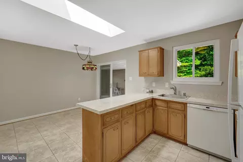 Kitchen - 8712 Piccadilly Pl, Springfield, VA 22151 photo 5 of 6