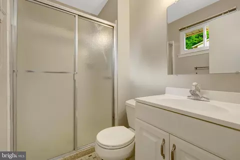 Bath - 8712 Piccadilly Pl, Springfield, VA 22151 photo 2 of 5