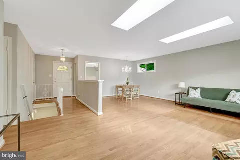 Living - 8712 Piccadilly Pl, Springfield, VA 22151 photo 1 of 4