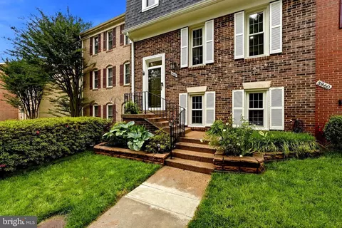5862 Kara Pl, Burke, VA 22015