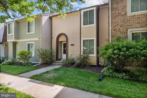 6018 Timber Hollow Ln, Springfield, VA 22152