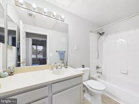Bath - 1601 Spring Gate Dr #1307, Mclean, VA 22102 photo 1 of 2