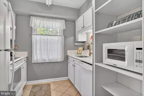 Kitchen - 5845 Rexford Dr #721, Springfield, VA 22152 photo 2 of 2