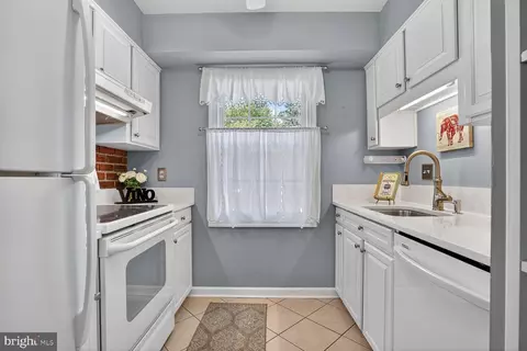 Kitchen - 5845 Rexford Dr #721, Springfield, VA 22152 photo 1 of 2
