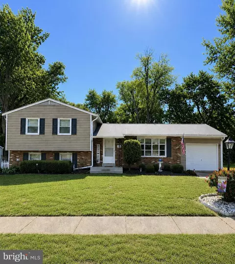 8513 Fairburn Dr, Springfield, VA 22152