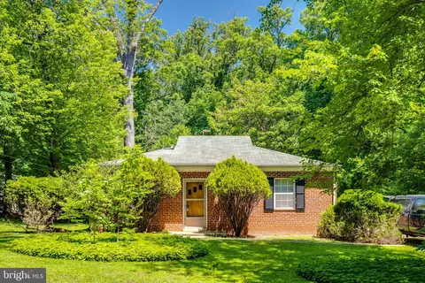 9216 Weant Dr, Great Falls, VA 22066
