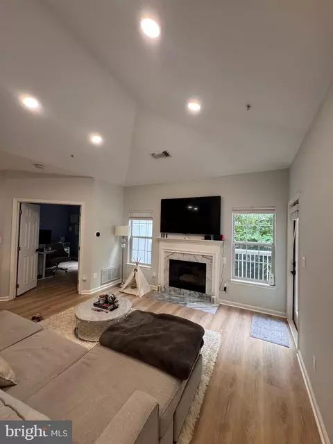 1700 Lake Shore Crest Dr #33, Reston, VA 20190