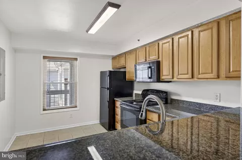 Kitchen - 3179 Summit Square Dr #2-E1, Oakton, VA 22124 photo 5 of 6