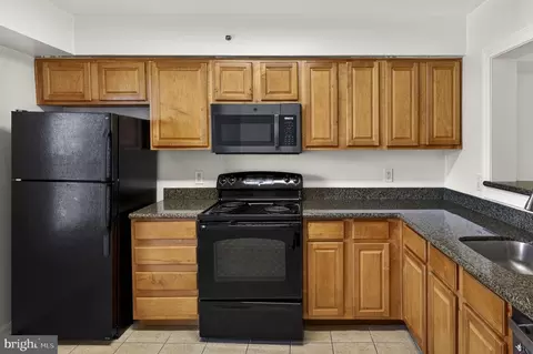 Kitchen - 3179 Summit Square Dr #2-E1, Oakton, VA 22124 photo 4 of 6