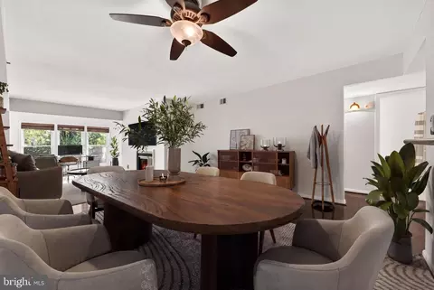 Dining - 3179 Summit Square Dr #2-E1, Oakton, VA 22124 photo 3 of 4