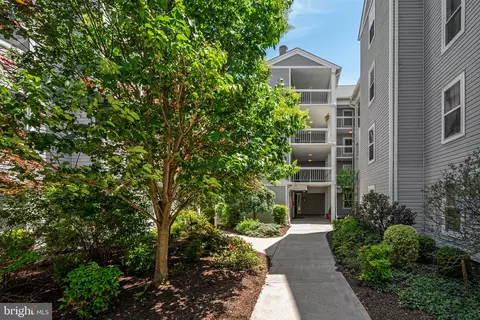 Exterior - 3179 Summit Square Dr #2-E1, Oakton, VA 22124 photo 1 of 6