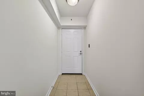Entry Way - 3179 Summit Square Dr #2-E1, Oakton, VA 22124 photo 2 of 4