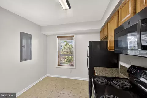 Kitchen - 3179 Summit Square Dr #2-E1, Oakton, VA 22124 photo 6 of 6