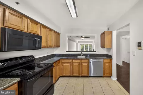 Kitchen - 3179 Summit Square Dr #2-E1, Oakton, VA 22124 photo 2 of 6