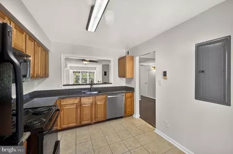 Kitchen - 3179 Summit Square Dr #2-E1, Oakton, VA 22124 photo 1 of 6