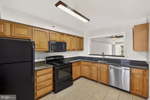 Kitchen - 3179 Summit Square Dr #2-E1, Oakton, VA 22124 photo 3 of 6